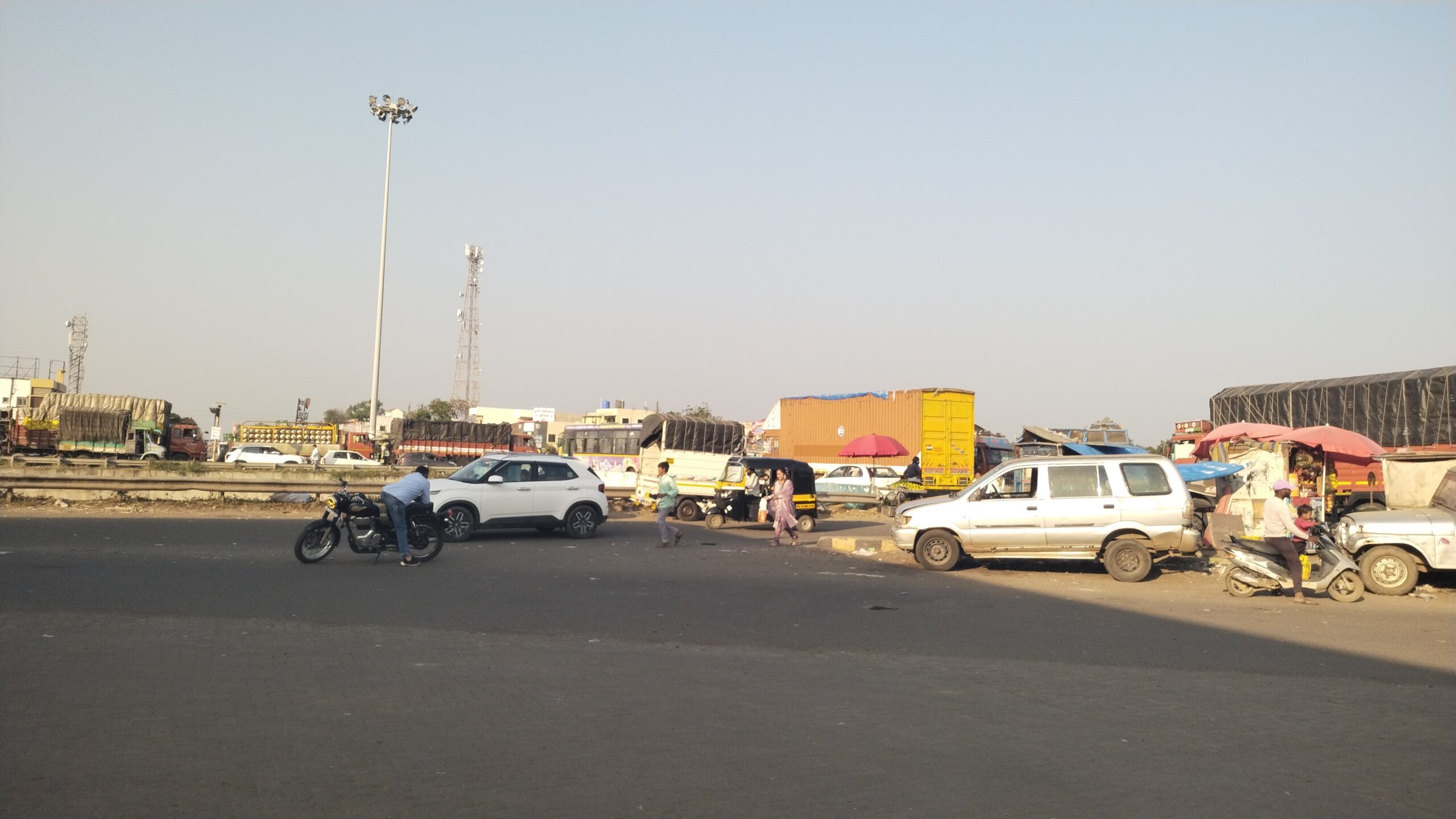traffic jam on shirur-satara highway at choufula village