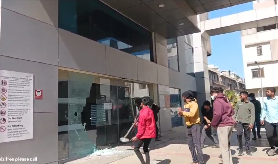 Relatives of a 76-year-old patient who died at Sahyadri Hospital staged a protest, alleging medical negligence and demanding the sealing of the facility and registration of a crime against the doctors. The hospital refuted the claims, stating the patient was admitted in a critical condition with multi-organ failure and that all treatment adhered to standard medical protocols