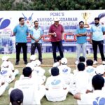 चिंचवड़ स्थित वेरॉक वेंगसरकर क्रिकेट एकेडमी के खिलाड़ियों से बातचीत करते हुए दिलीप वेंगसकर.