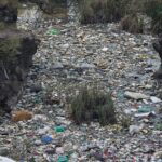 पुणे के तुकाई टेकरी क्षेत्र के नाले में फेंका गया कचरा.
